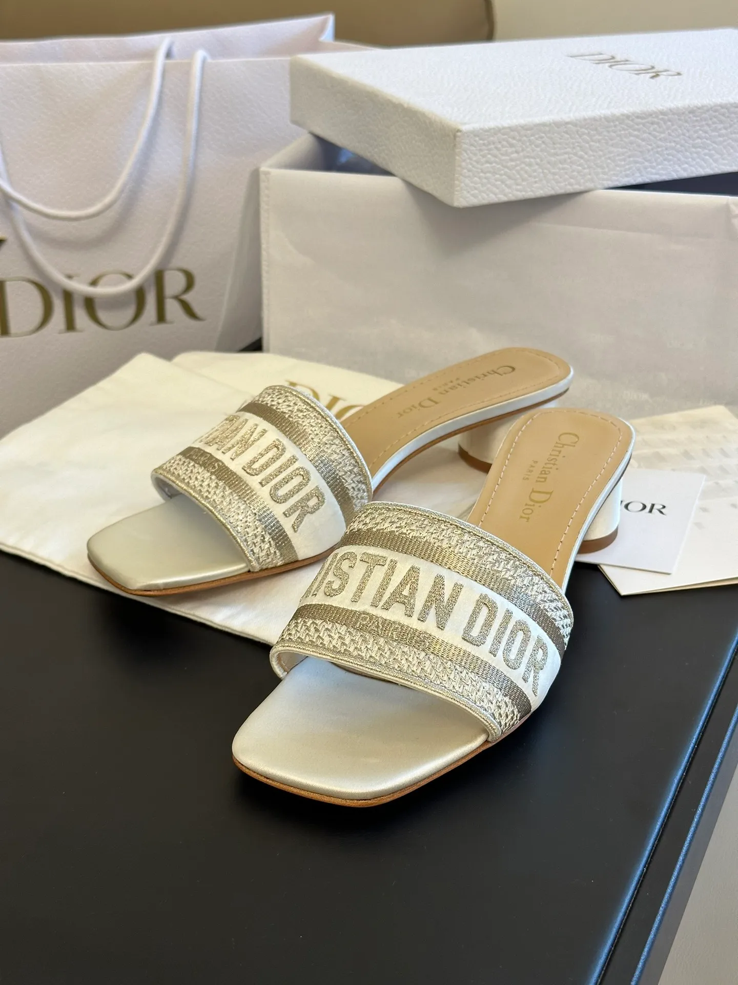 👟👟Ex-factory price 440👟👟 Women's shoes Women's clothing Women's shoes Women's clothing Dior • Dior 2025 DWAY spring and summer new one-word embroidered slippers version CD letter logo three-dimensional embroidery cylindrical heel sandals Square toe thick heel jelly color open-toe slippers Upper: Original consistent high-temperature water-soluble cotton electro-embroidered technical silk fabric Lining: Water-dyed sheepskin lining Outsole: Italian genuine leather outsole Heel height: 3.5CM Code number: 35-40
